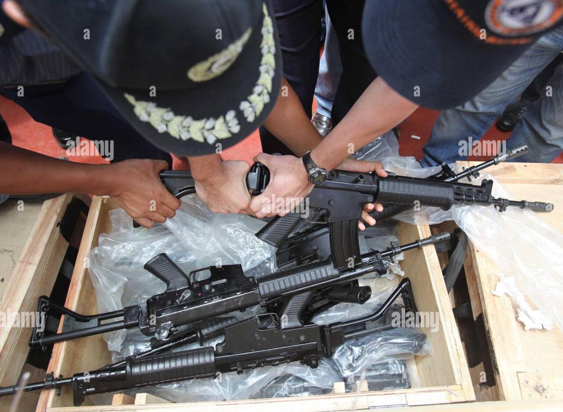 菲律宾警察与印尼生产的平达德突击步枪