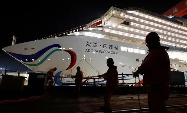 中国第二艘国产大型邮轮“爱达·花城号”成功起浮，展现中国造船业新实力