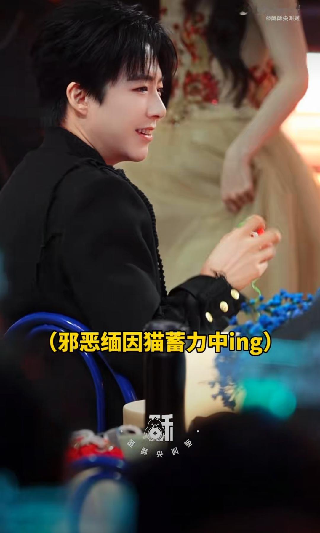 ！还记得星光大赏那场“彩带魔法攻击”吗？当时刘宇宁被彩带糊一脸，像被命运突然