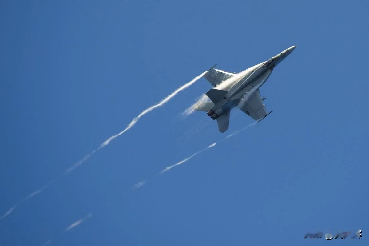 美国海军舰艇误向美军战斗机开火，并击落己方战机12月5日，《商业内幕》报道，