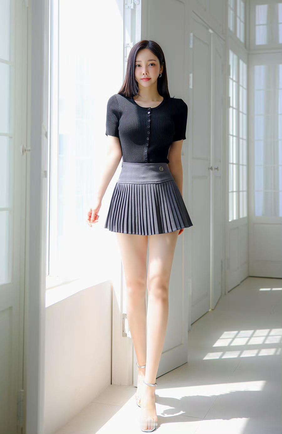 谁懂啊，这种“干净又高级”的穿搭，真的太戳我了✨黑色针织开衫+吊带的组合，温柔