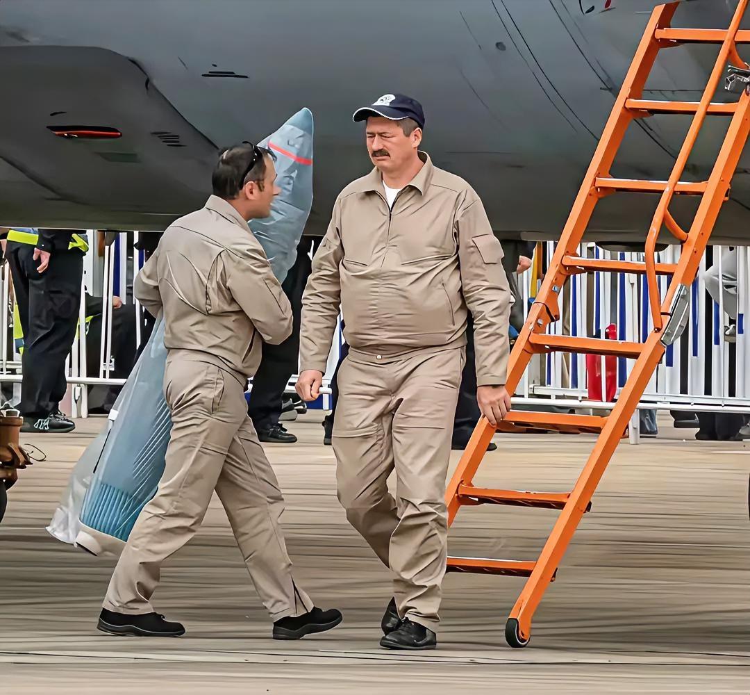 俄罗斯飞行员到南昌“进货”：成箱啤酒搬进机舱，抱着“东风-5C”一起回家1