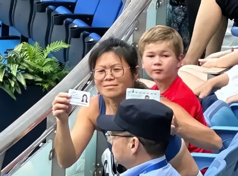 不得不服，新一代“亮证姐”出炉！如果不是因为她去看网球赛，就这造型我以为是村东头