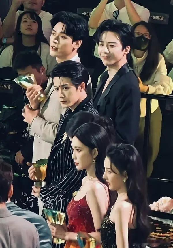 祖儿眼眸满含温柔爱意