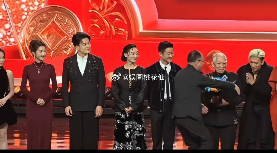 谢霆锋的江湖地位深不可测！中影董事长一上台目光就锁定了谢霆锋，目不斜视一路小跑奔