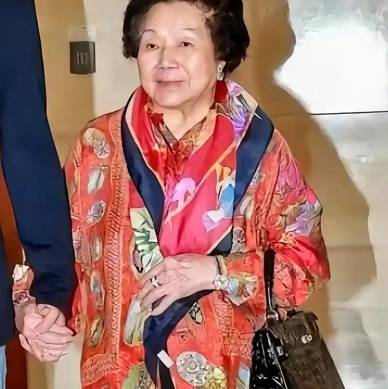 如果说豪门原配也有段位，那霍英东的发妻吕燕妮绝对能占据一席之地。她变卖嫁妆换取