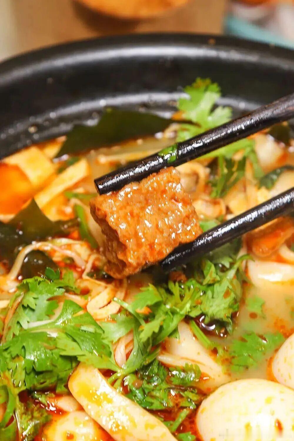 洛阳人的饮食哲学真的太有意思了，万物皆可“掺”！胡辣汤配豆腐脑的经典两掺，土豆