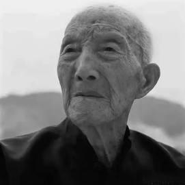 “我从尸体缝隙往外瞧，日军逐个刺杀中国伤兵，使劲往尸体上乱戳。我紧握手里的枪，只