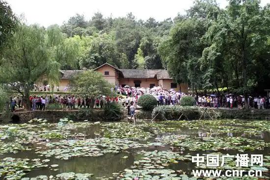 那年的秋天。那是我第二次参观韶山伟人的故居。那是一次全国性的会议，会议上已经组织