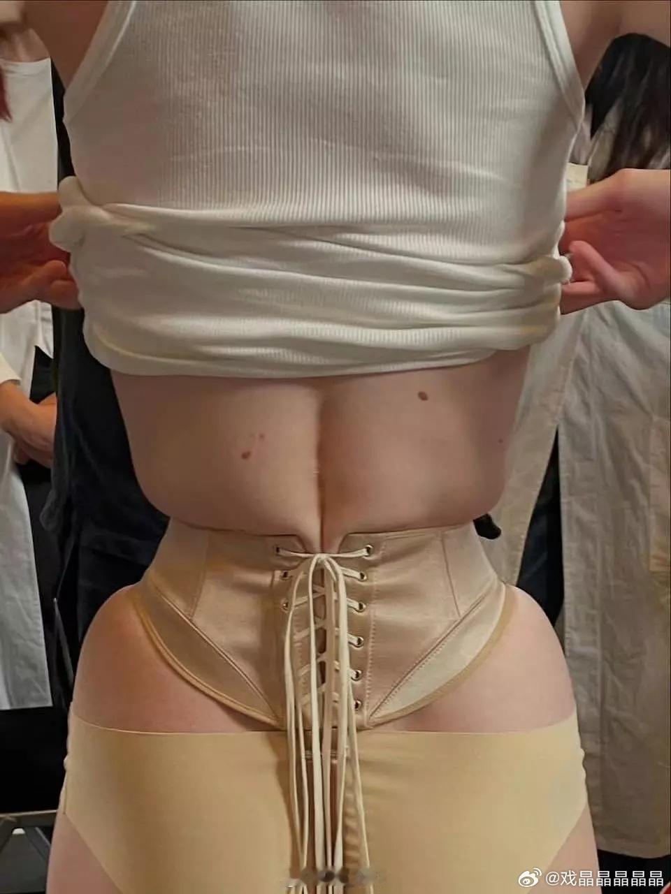 太可怕了MaisonMargiela的束腰，这可是超模的身体！居然能把超模勒出
