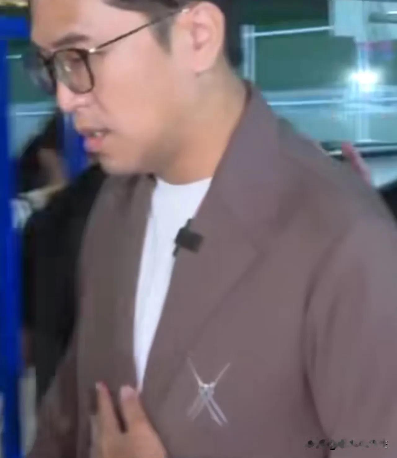 民进党台北市长参选人沈伯洋不做演员真是可惜了，沈伯洋昨天晚上接受媒体采访前，走路