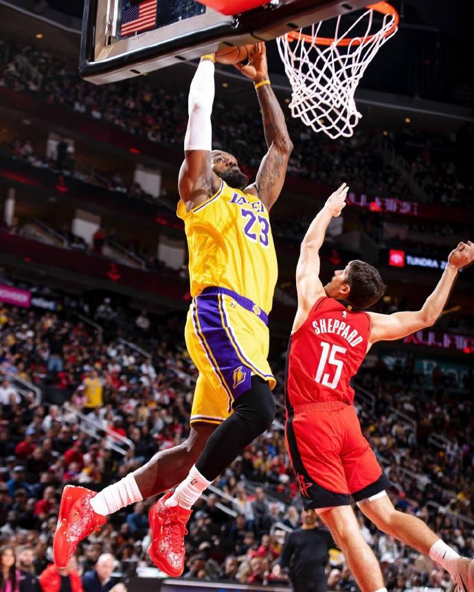 湖人战胜勇士，火箭战胜76人队，恭喜湖人，暂时保住西部第四，这可是有一场主场优势