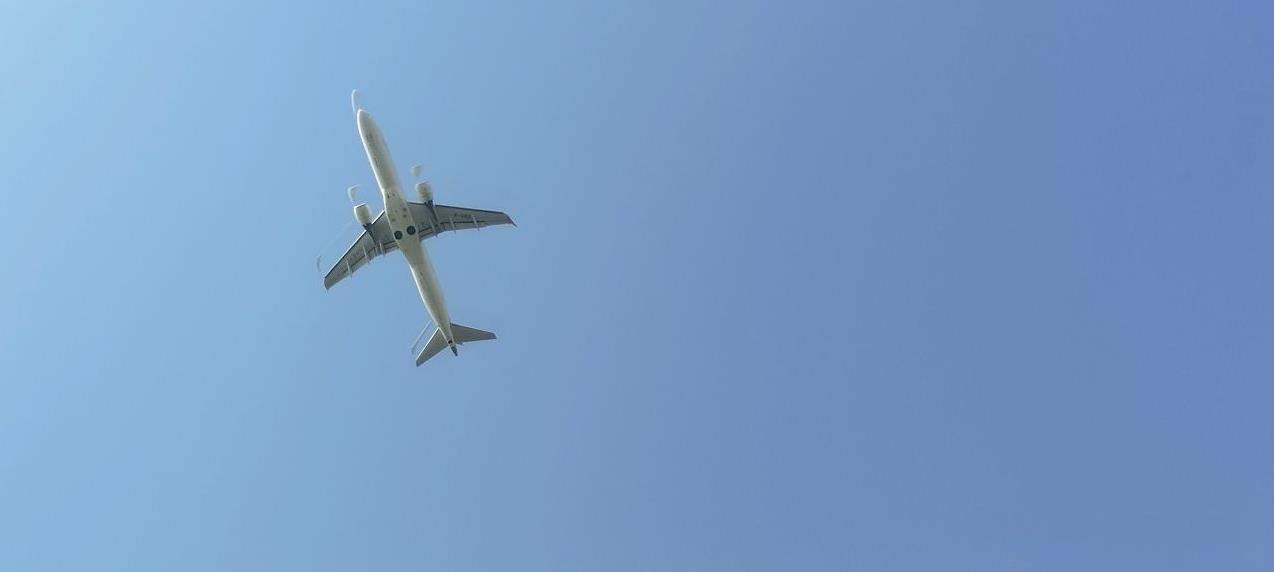 我抽空来此看飞机起飞