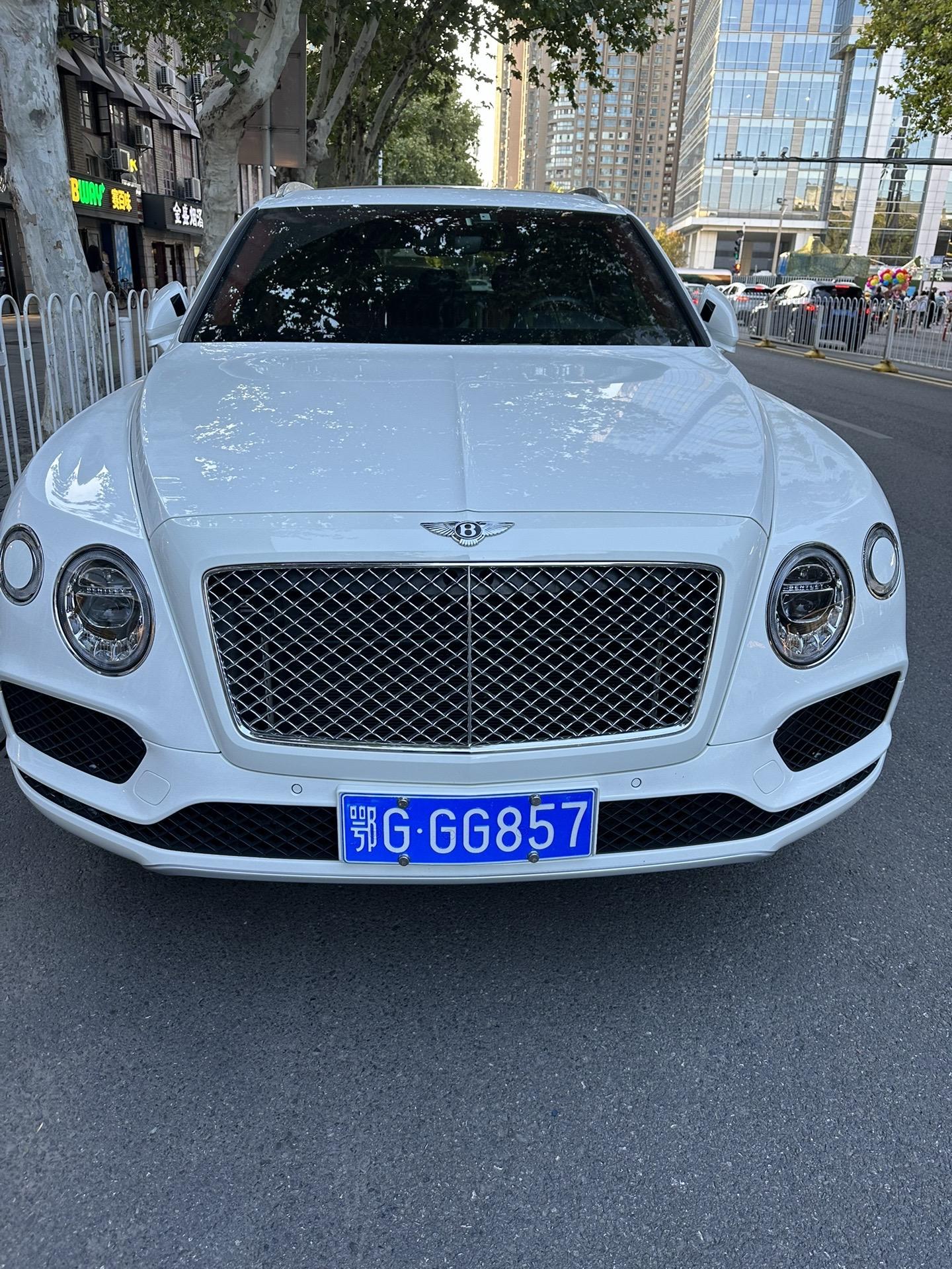 武汉天地商业街路边偶遇宾利添越白色搭配太阳日落的场景简直美爆了！