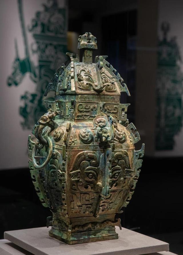 1950年，国军中将周磐因罪大恶极被判死刑，为了活命，他语出惊人：“别杀我，我有