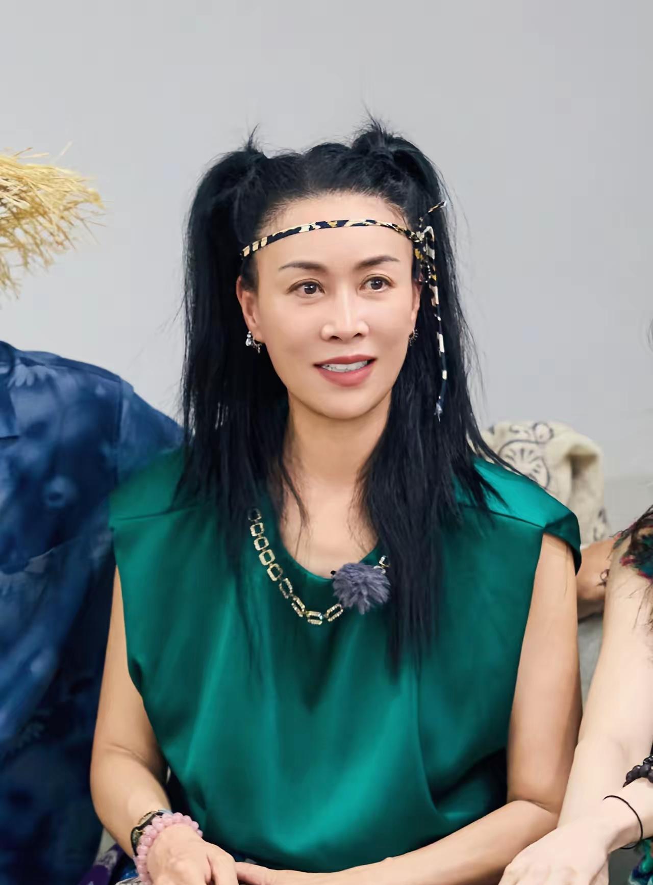 那英最伤心的不是老公和美女搂搂抱抱也不是和美女一起回家，而是那英自以为是的真