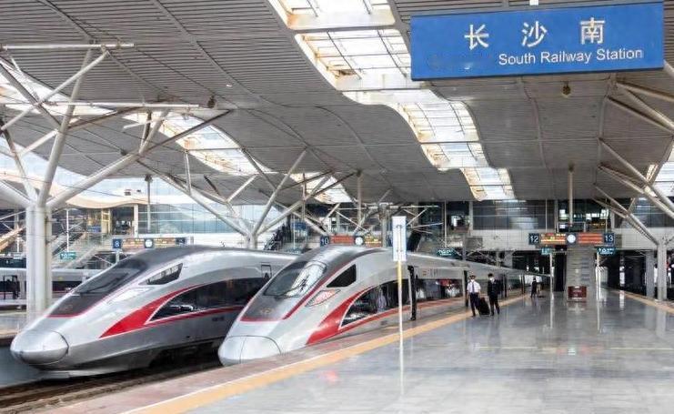 153万。五年时间，湖南整整跑丢了153万人。相当于一座中等城市，连人带户口，消