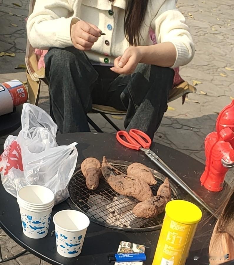 我认识的一个小女生谈恋爱谈了两年，前段时间以为他要结婚了，谁知道婆家给他上了一课