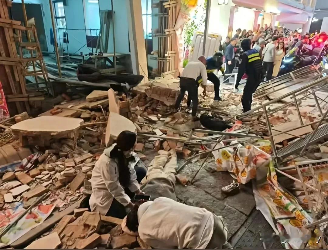 59条人命的代价，还是没换回一声警钟。2022年4月，长沙医学院附近民房坍塌，