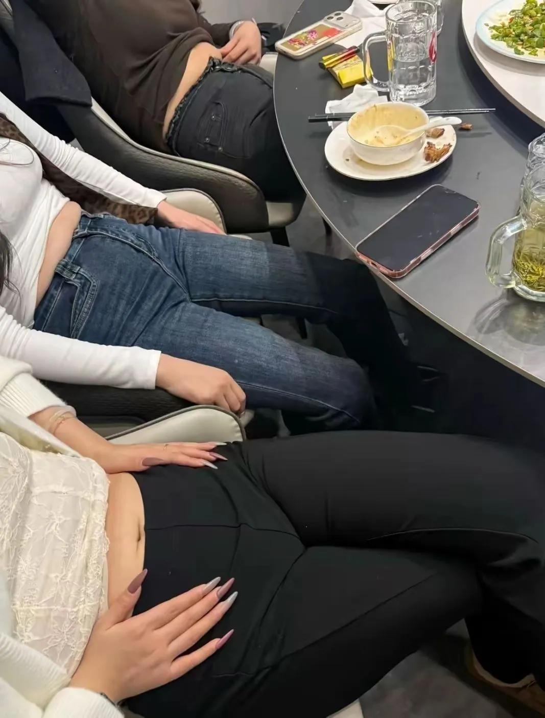 碰到了好菜招待，几杯小酒下肚，大家看看这些平时高冷女生的肚子，是不是都是挺圆挺圆