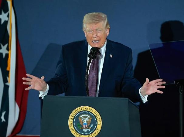 特朗普又“整活”了，吐槽老婆是“电影明星”，跟她“没法交流”。79岁的特朗普