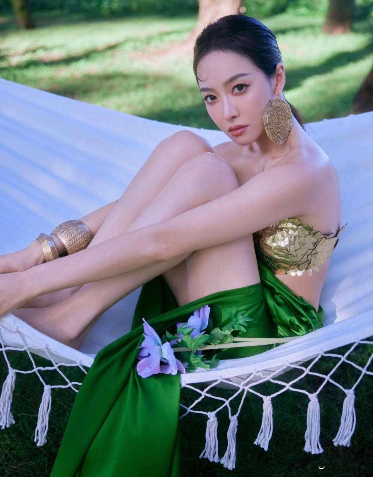宋茜这高挑身材太优越了！一身金色鳞片抹胸搭配墨绿色缎面长裙，金属质感的抹胸华