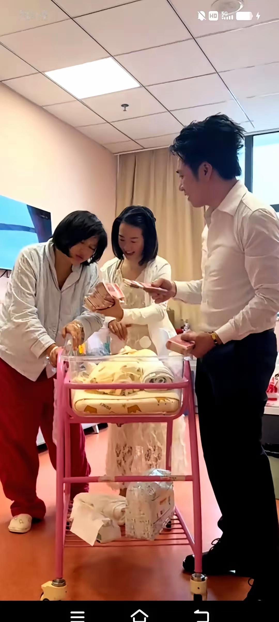 江苏的王女士剖腹产第二天，疼得蜷缩成一团，嘴里直哼哼。这时，丈夫张先生突然掏出十