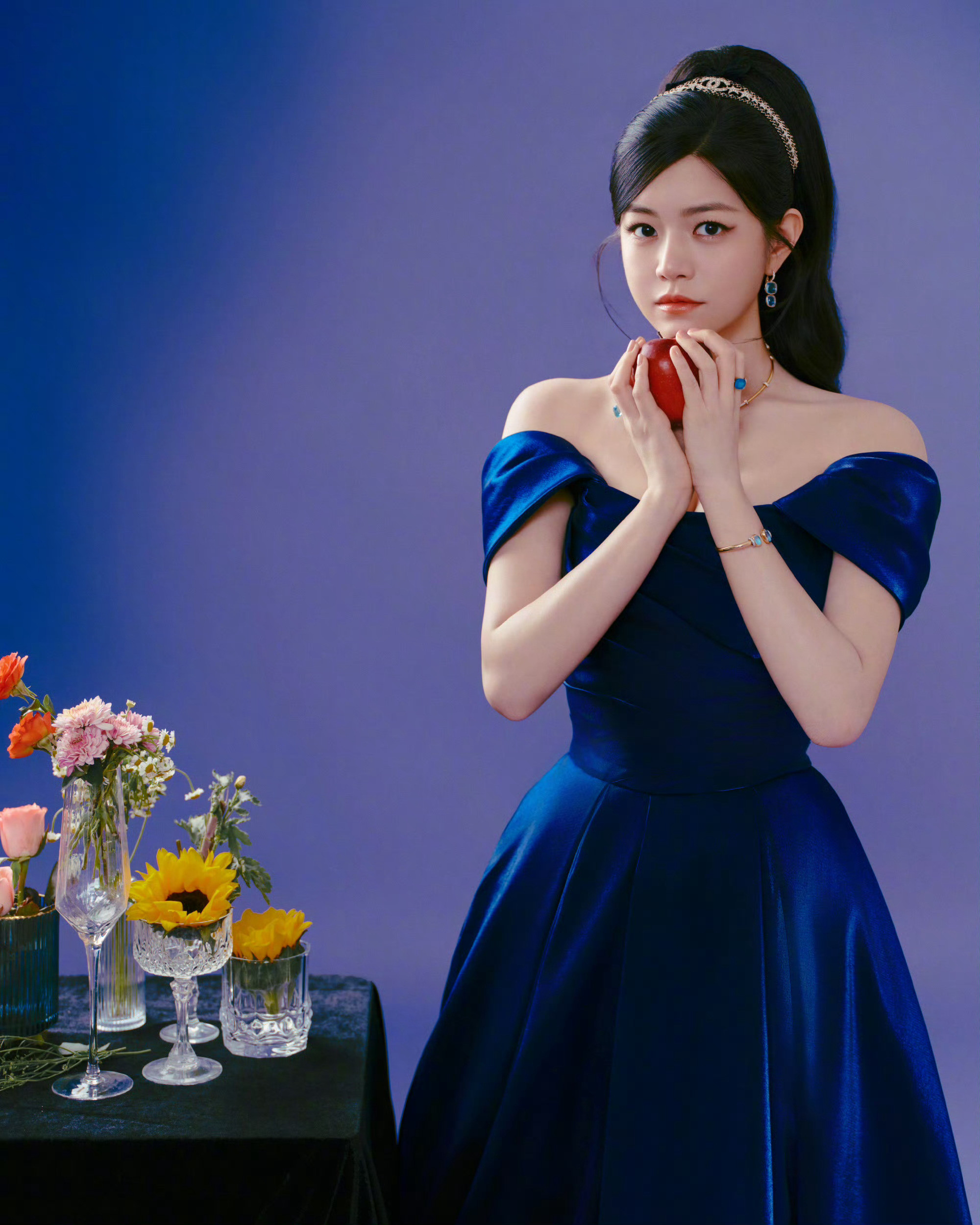 看得出她是公主陈妍希陈妍希这身宝蓝丝绒裙也太绝了高马尾配钻石头箍，手捧红苹果的模