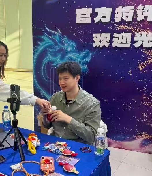 周雨在南京乒超联赛现场被挑战谁也没想到休息间隙会有这出“加赛”。挑战者是位中年