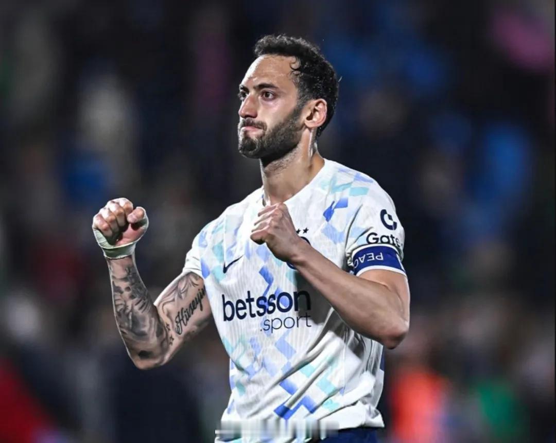 罗马诺发推：国米和恰尔汗奥卢的计划都没有变，双方都希望在下赛季继续联手。正如恰