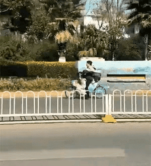 当妈的就没看见有个孩子快掉下来了吗？[笑着哭]