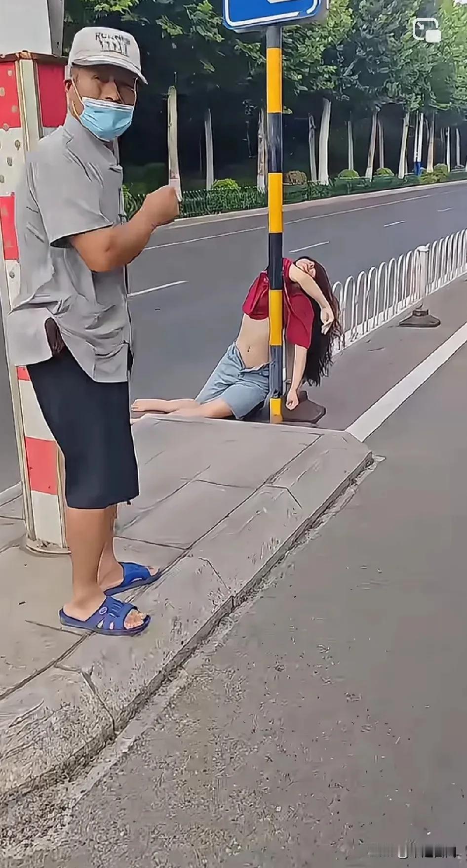 开那么快干嘛啊？出事了吧！在交通事故现场，不管是围观的还是肇事司机，打120真