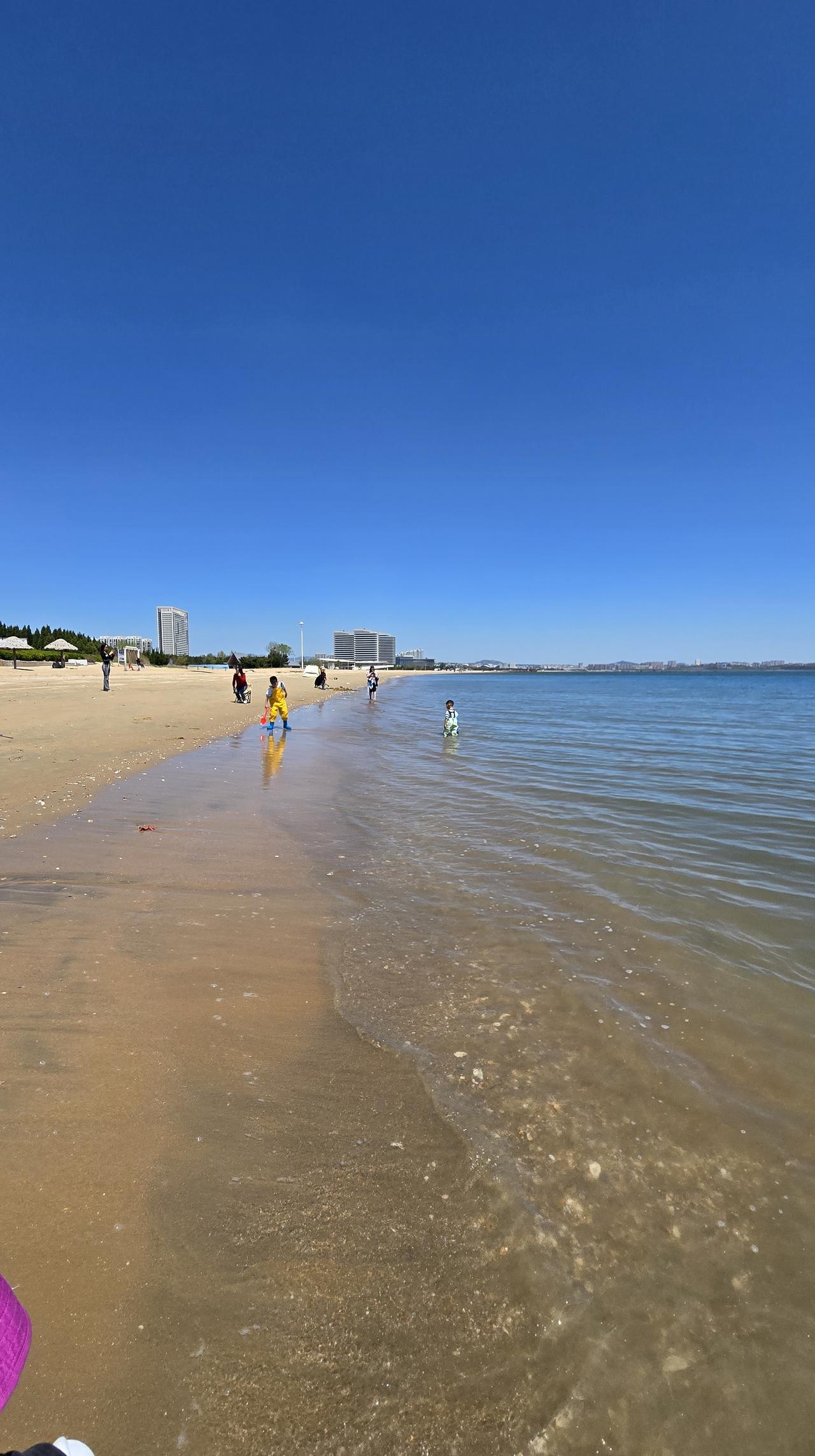 随着天气渐热，海边又开始热闹起来了，还没到盛夏，沙滩上就已经是游人如织。但在游