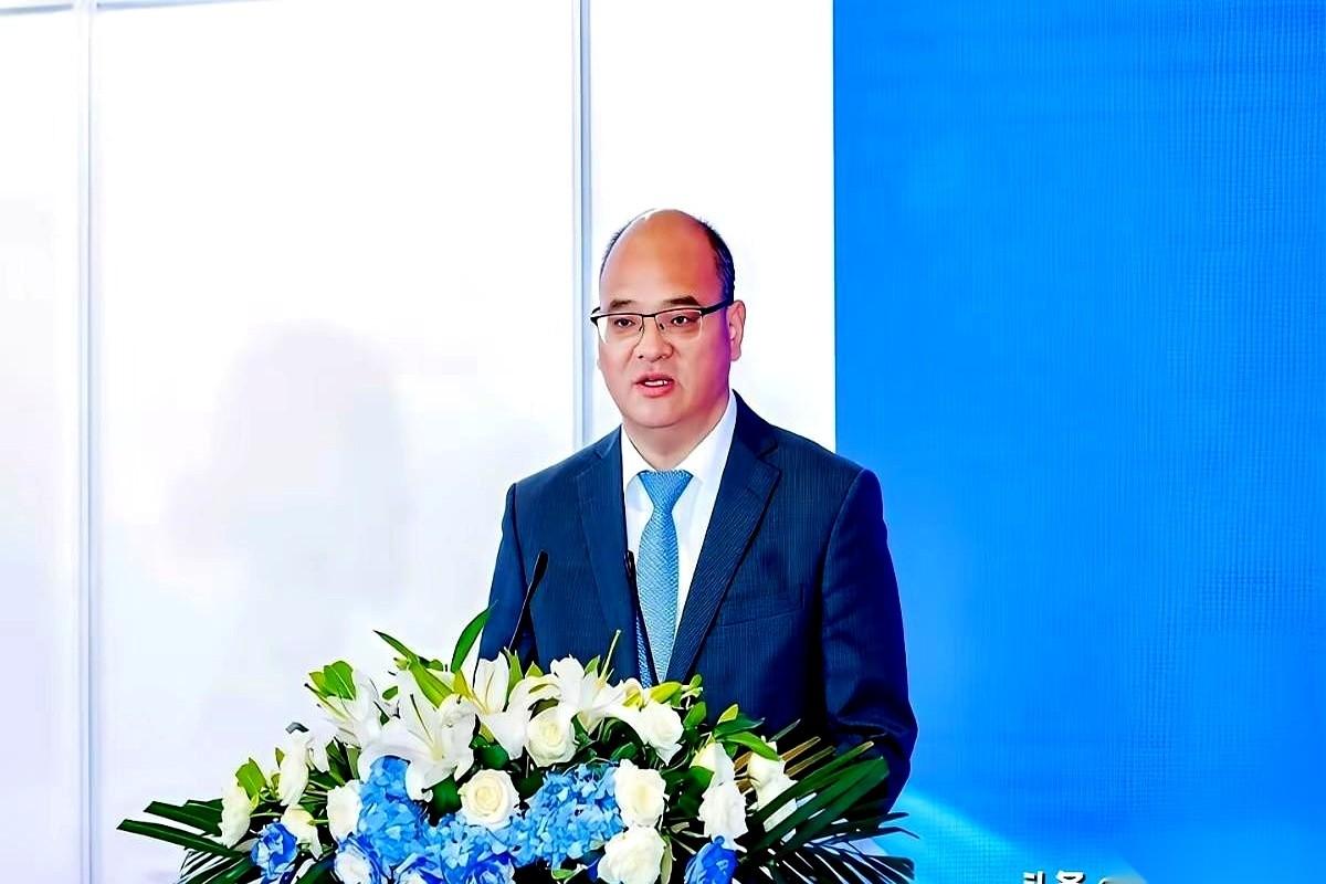 一份公开的纪律通报，把一桩发生在德国法兰克福机场的闹剧直接端到了台面上。两位高管