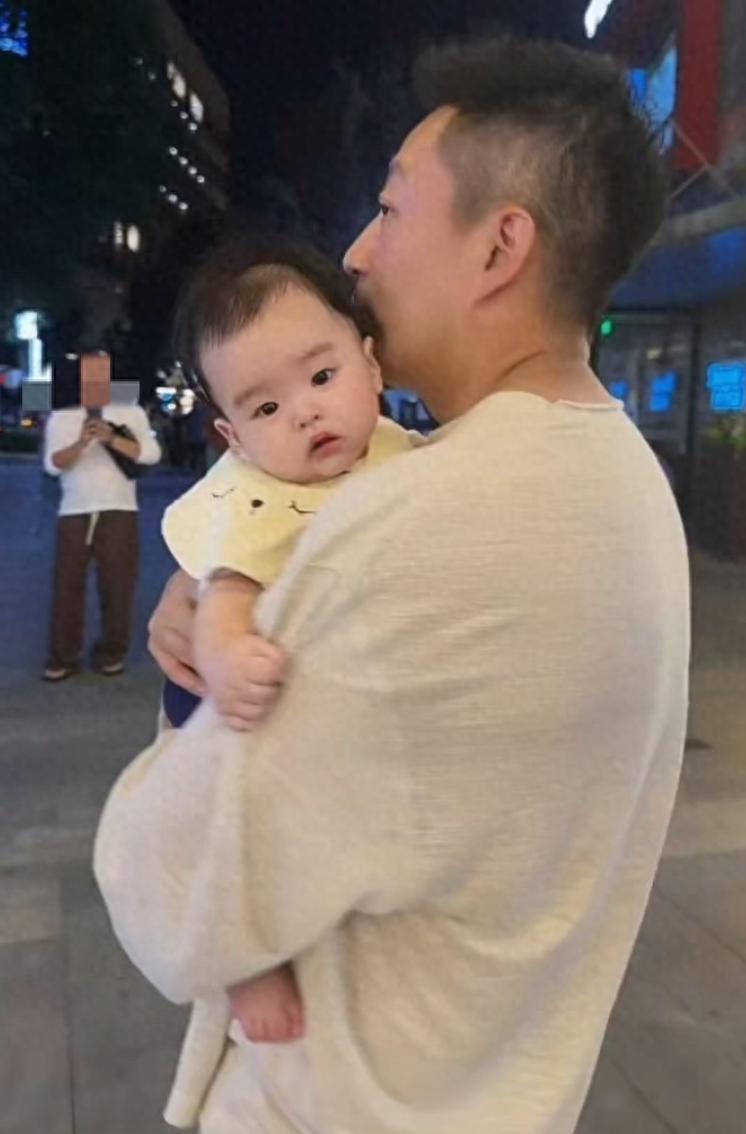 汪小菲抱5个月儿子外出散步，正脸被曝光，软软萌萌，胖乎乎的