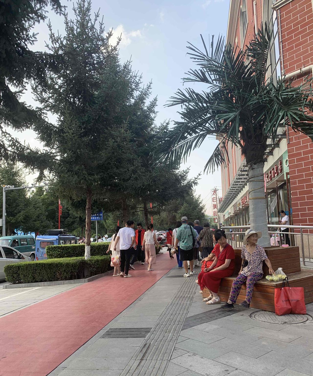 西安连续40度高温天气，西安宝鸡等地的的市民纷纷来到太白县避暑，一向冷清的小县城