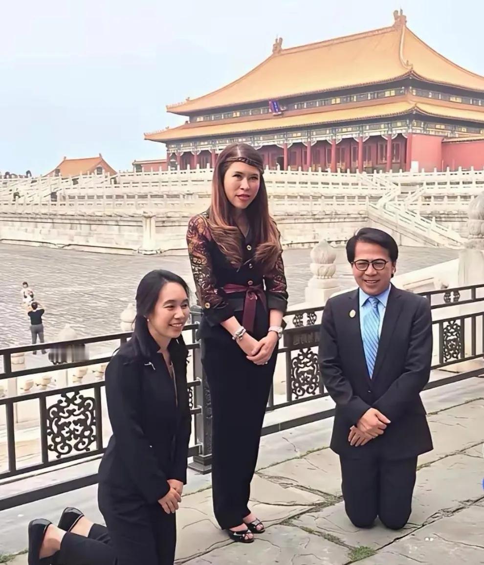 看到泰国公主在故宫拍照，随从人员跪着这事儿，还挺让人感慨。想当年慈禧那会，在故宫