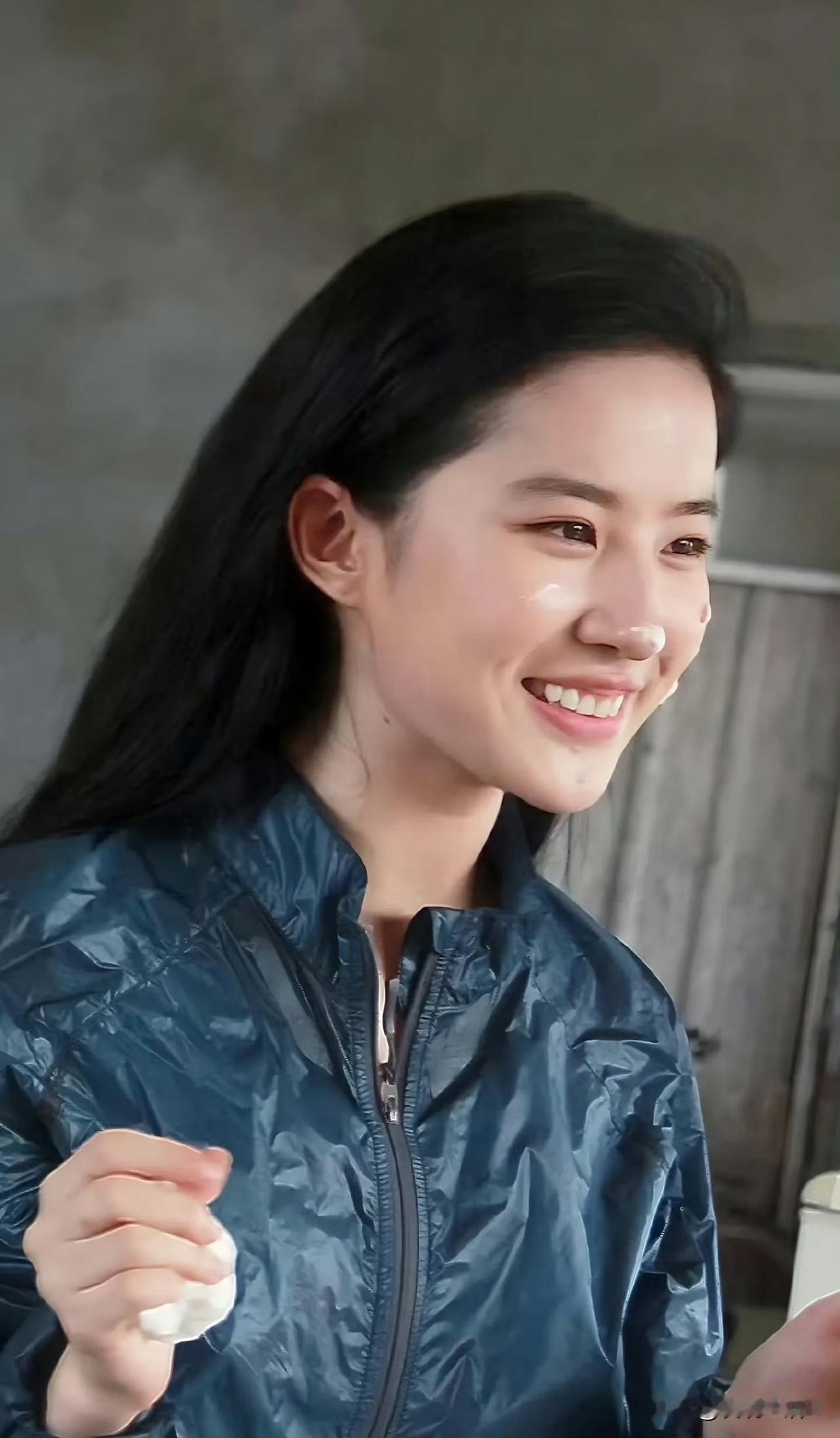 哈哈，真的！看她吃蛋糕的模样，感觉手里的蛋糕突然就不甜了。刘亦菲那种优雅和仙气，