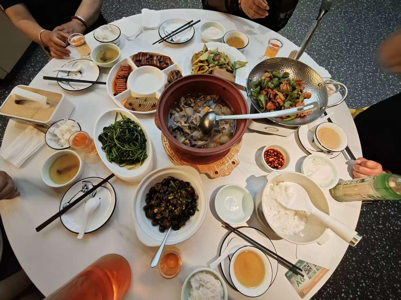 一个退休金月入2000多的小老太，把日子过成了两W的样子，你就说服不服？我们