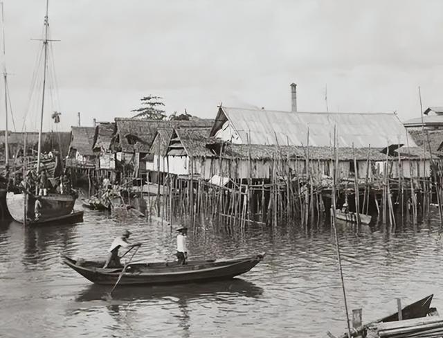 新加坡基本是华人，为何一独立就废除汉语？李光耀：汉语有个劣势1965年，新加