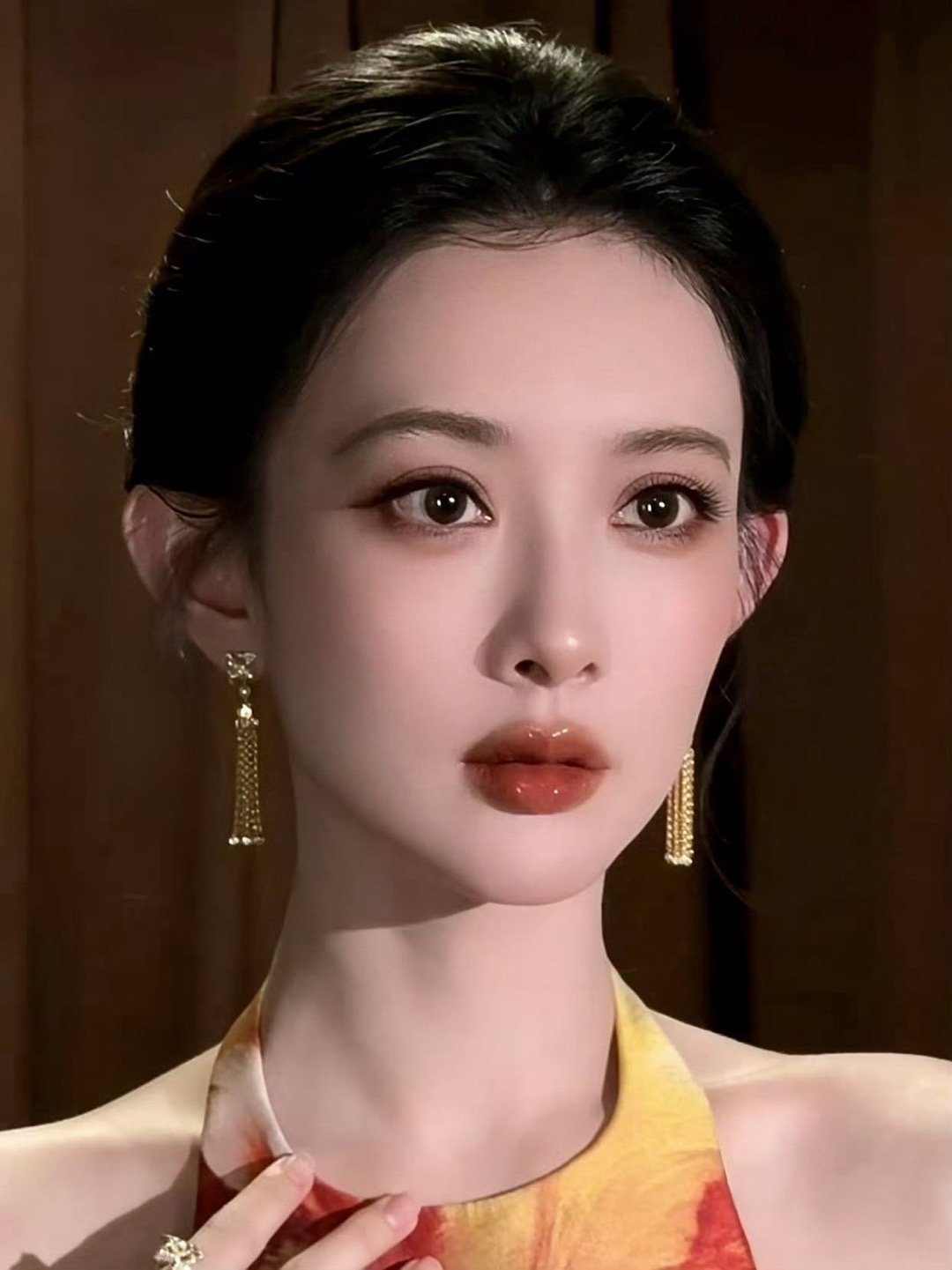 孟子义在印尼活动现场的造型太惊艳，复古女爵风范十足。作为全球代言人，她从容得体的