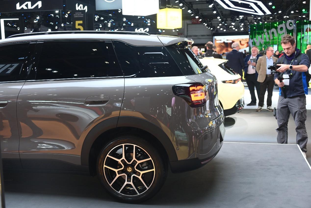 国内外先后亮相！零跑A10抢先看，重塑10万级价值标杆？ 近日，备受期待的零