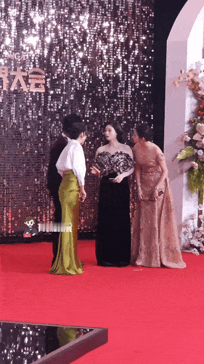 闫妮走两次红毯聊嗨了微博视界大会闫妮走两次红毯聊嗨了，我们姐姐真的是太有松弛