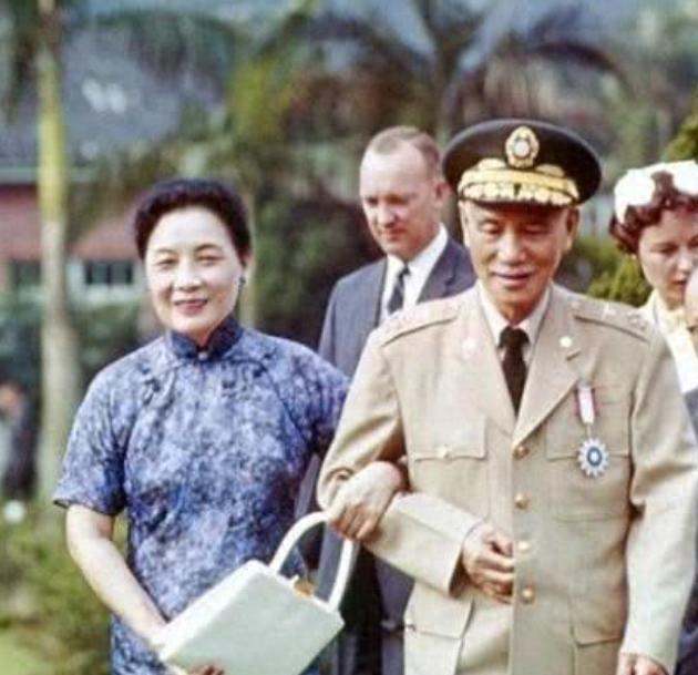 1975年蒋介石因病去世，临终叮嘱宋美龄要尽快离开台湾，这背后是为何？1969