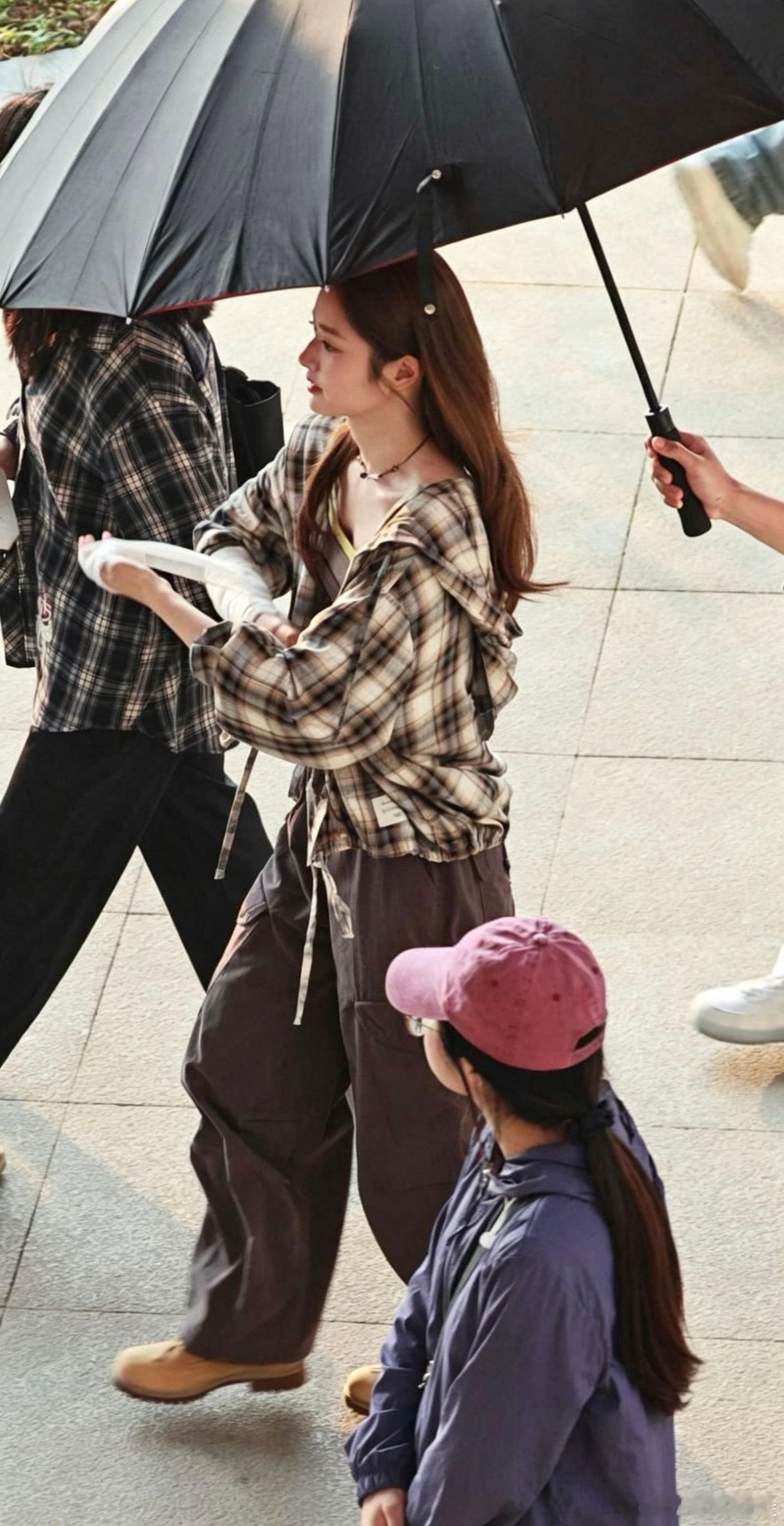 徐若晗真衣架子，普通的穿搭在她身上都有一种独特的气质。