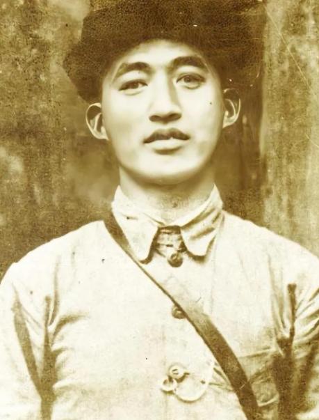 1933年，红25军军长吴焕先率部途经家乡，路上遇到一具女尸，有人翻转身尸体，他