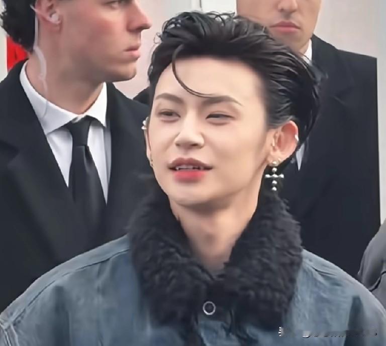 快看王琳凯在米兰时装周的新造型！后面那个小揪揪，粉丝都笑称是“鸭屁股”，结果被他