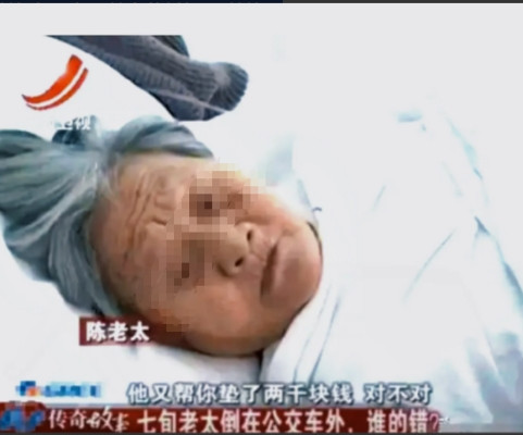 广东一位75岁的老太太摔倒在地无人帮忙，她喊着“我不讹人”。公交司机好心将她送往