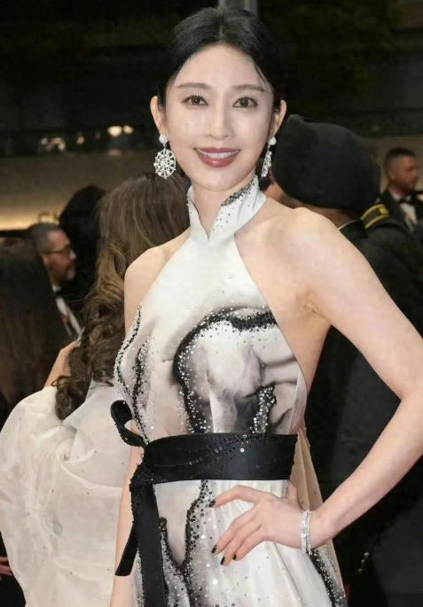 肤白貌美大长腿，张俪的演艺之路为何如此坎坷？
