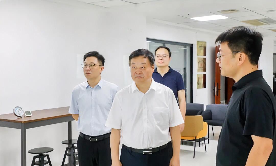 #高看徐州#8月27日上午，鼓楼区区委书记罗德清到部分重点高新技术企业（江苏科